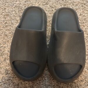 Adidas Size 8 Yeezy Slides